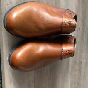 Ariat women’s mules size 9B
